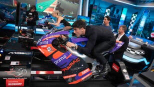 &iexcl;Incre&iacute;ble! &Oacute;scar Casas "humilla" a Ana Mena en un simulador de MotoGP