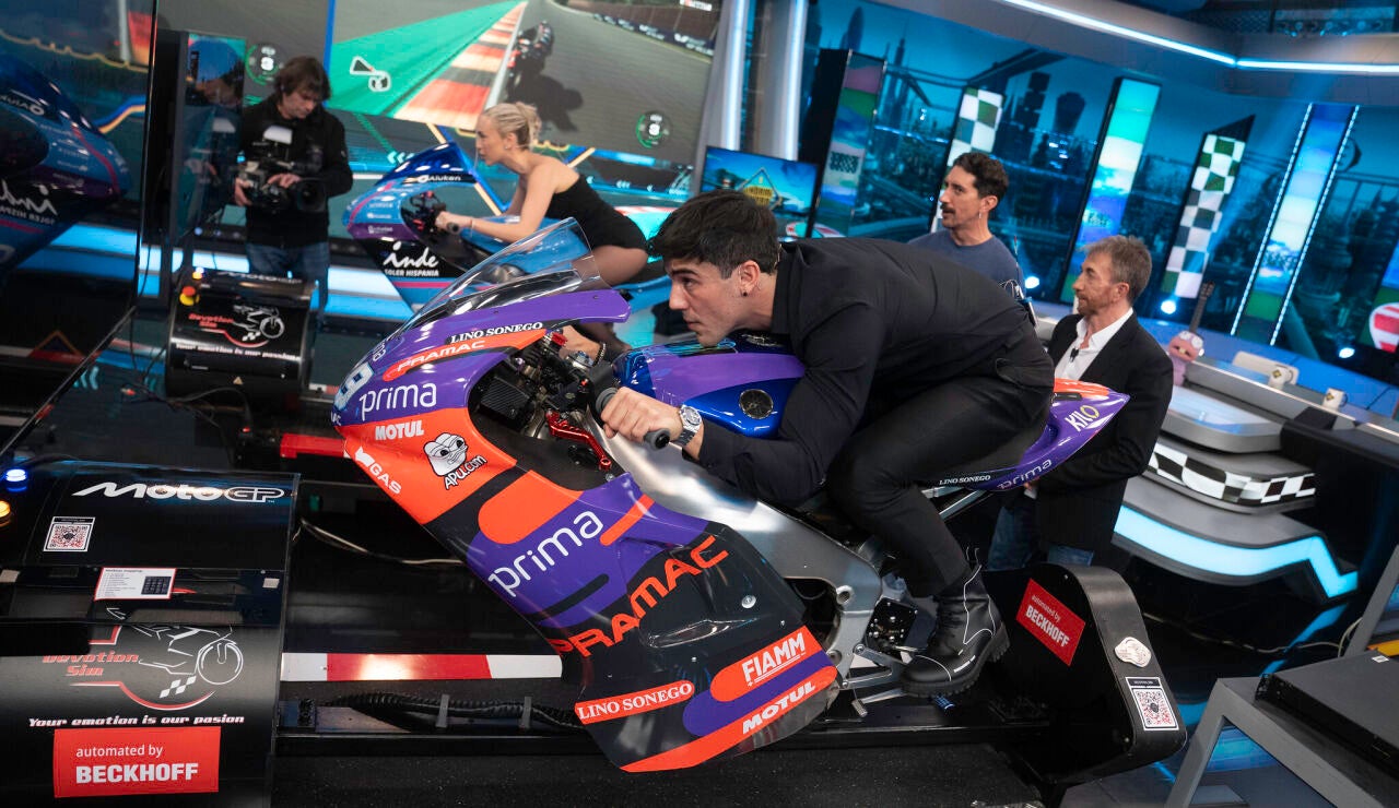 &iexcl;Incre&iacute;ble! &Oacute;scar Casas "humilla" a Ana Mena en un simulador de MotoGP