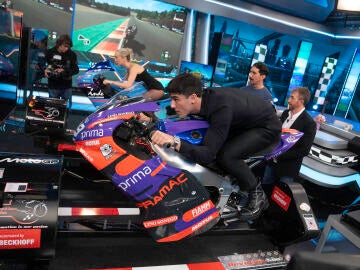 &iexcl;Incre&iacute;ble! &Oacute;scar Casas "humilla" a Ana Mena en un simulador de MotoGP