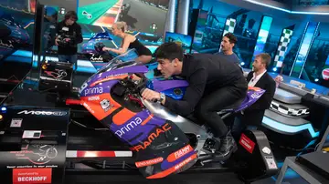 ¡Increíble! Óscar Casas "humilla" a Ana Mena en un simulador de MotoGP ¡Increíble! Óscar Casas "humilla" a Ana Mena en un simulador de MotoGP