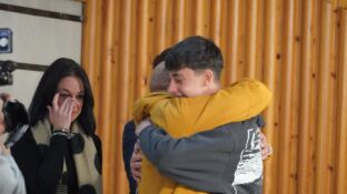 El emotivo abrazo entre Julio y Carmelo