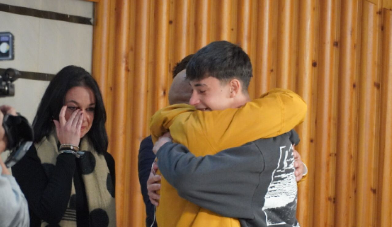 El emotivo abrazo entre Julio y Carmelo