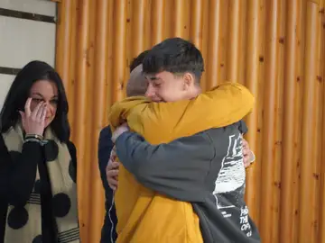 El emotivo abrazo entre Julio y Carmelo El emotivo abrazo entre Julio y Carmelo