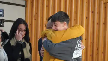 El emotivo abrazo entre Julio y Carmelo El emotivo abrazo entre Julio y Carmelo