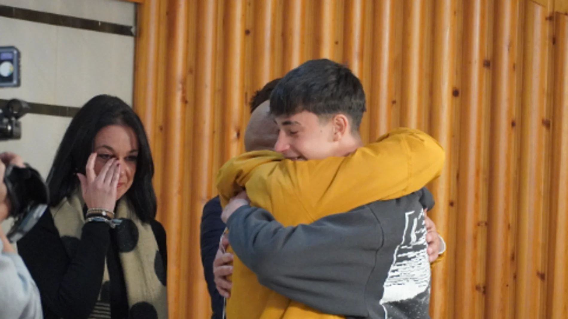 El emotivo abrazo entre Julio y Carmelo El emotivo abrazo entre Julio y Carmelo