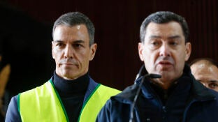 Pedro S&aacute;nchez junto a Juanma Moreno ante los medios de comunicaci&oacute;n en Adamuz, C&oacute;rdoba, este lunes