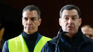 Pedro Sánchez y Juanma Moreno fechan al homenaje de Estado a las víctimas del accidente en Adamuz Pedro Sánchez junto a Juanma Moreno ante los medios de comunicación en Adamuz, Córdoba, este lunes