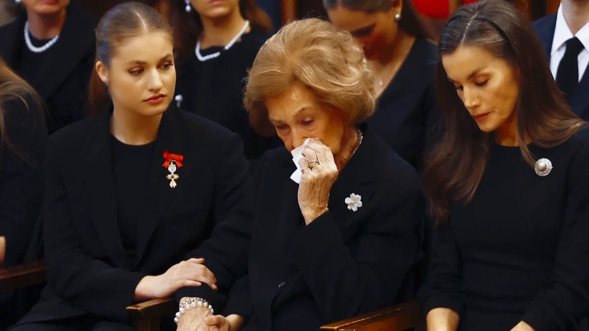La reina Sofía, "desconsolada" tras la muerte de su hermana: "Ha vuelto a Madrid, pero tendrá que asumir la mayor pérdida de su vida"