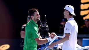 Novcak Djokovic saluda a Francesco Maestrelli tras ganarle en el Open de Australia
