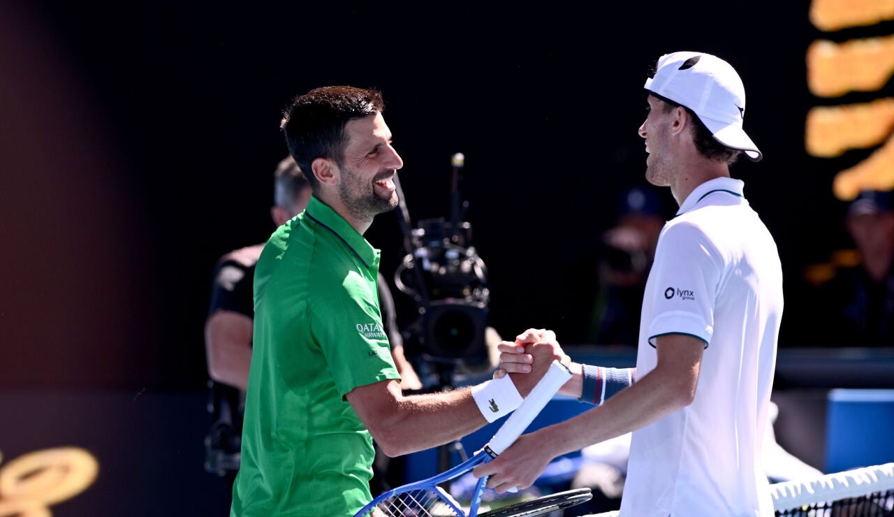 Novcak Djokovic saluda a Francesco Maestrelli tras ganarle en el Open de Australia
