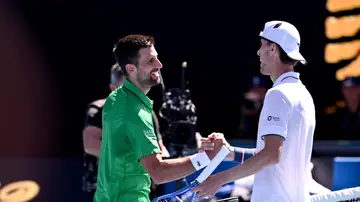 Novcak Djokovic saluda a Francesco Maestrelli tras ganarle en el Open de Australia Novcak Djokovic saluda a Francesco Maestrelli tras ganarle en el Open de Australia