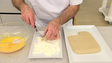 Pasa los trozos de crema de horchata primero por harina Pasa los trozos de crema de horchata primero por harina