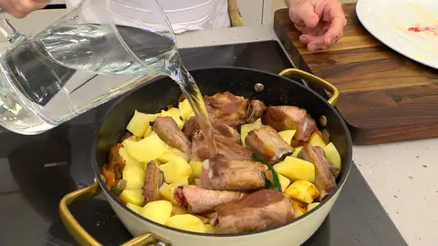 Introduce el laurel y la costilla Introduce el laurel y la costilla