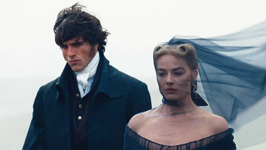 Margot Robbie y Jacob Elordi en Cumbres Borrascosas Margot Robbie y Jacob Elordi en Cumbres Borrascosas