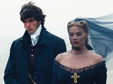 Margot Robbie y Jacob Elordi en Cumbres Borrascosas Margot Robbie y Jacob Elordi en Cumbres Borrascosas