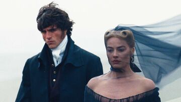 Margot Robbie y Jacob Elordi en Cumbres Borrascosas