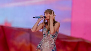 La cantante Taylor Swift durante la primera de sus dos actuaciones en el Estadio Santiago Bernab&eacute;u el 29 de mayo de 2024