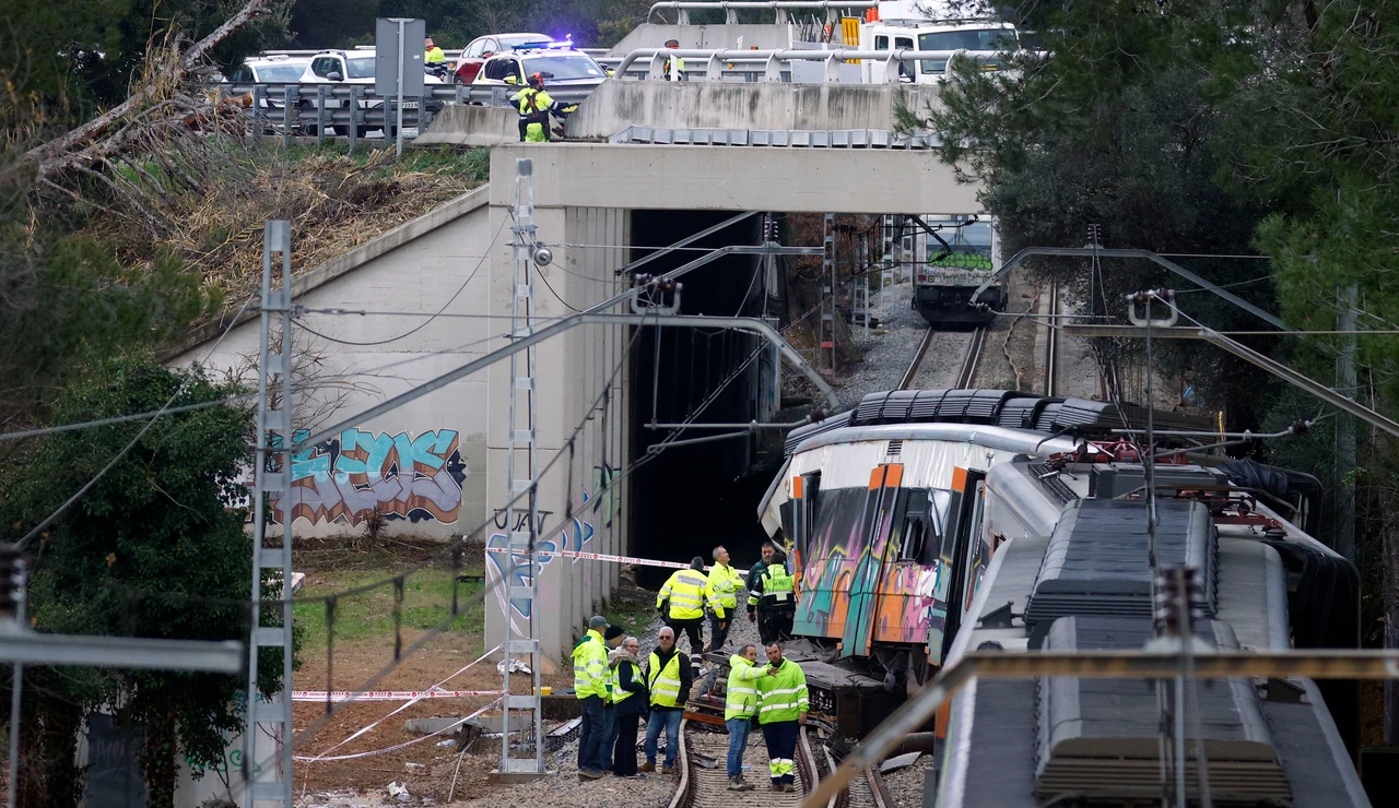 Varios técnicos trabajan en el lugar del accidente de tren de Rodalies