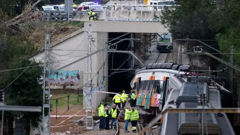 Varios técnicos trabajan en el lugar del accidente de tren de Rodalies Varios técnicos trabajan en el lugar del accidente de tren de Rodalies