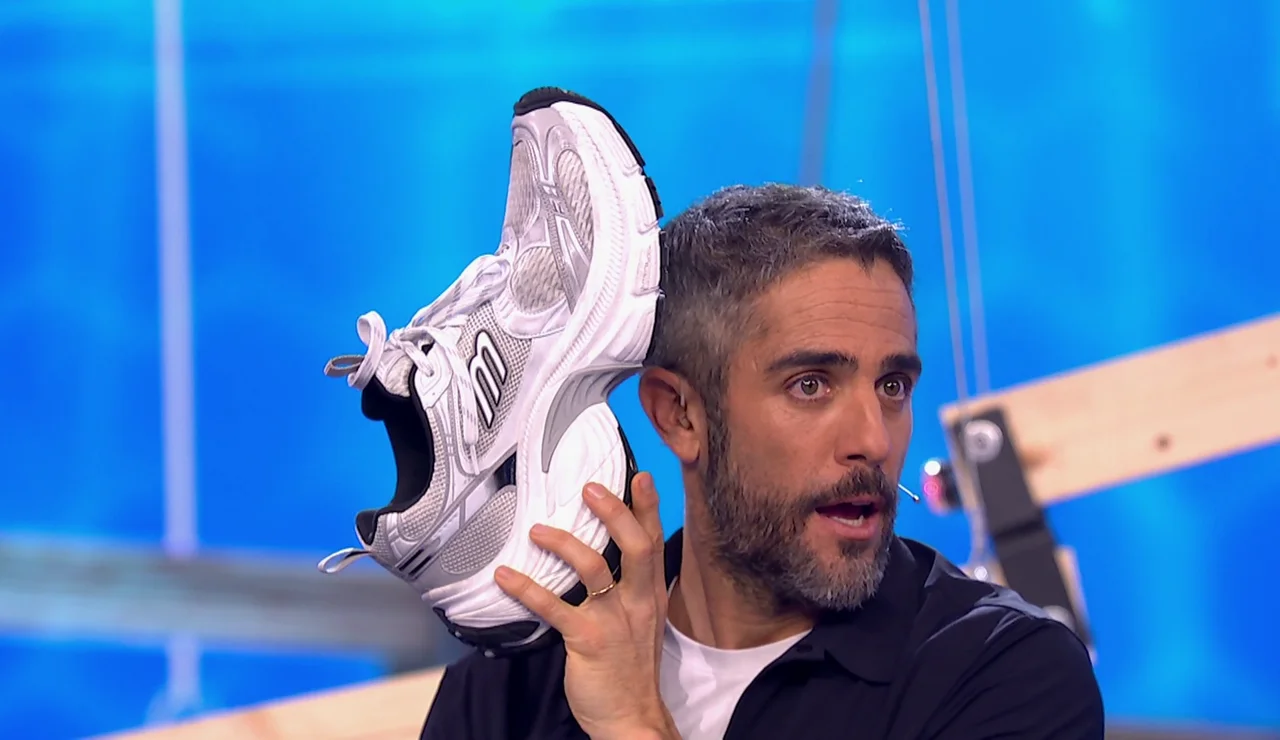 Roberto Leal, sin palabras ante los zapatos de Eduardo Navarrete