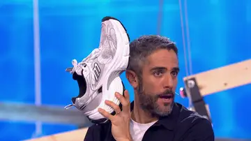 Roberto Leal, sin palabras ante los zapatos de Eduardo Navarrete Roberto Leal, sin palabras ante los zapatos de Eduardo Navarrete