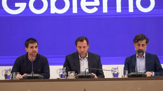 El ministro de Transportes y Movilidad Sostenible, &Oacute;scar Puente, durante la rueda de prensa junto al director de Tr&aacute;fico de Adif, &Aacute;ngel Garc&iacute;a de la Bandera, y al director de Operaciones de Renfe, Jos&eacute; Alfonso G&aacute;lvez, este mi&eacute;rcoles en Madrid