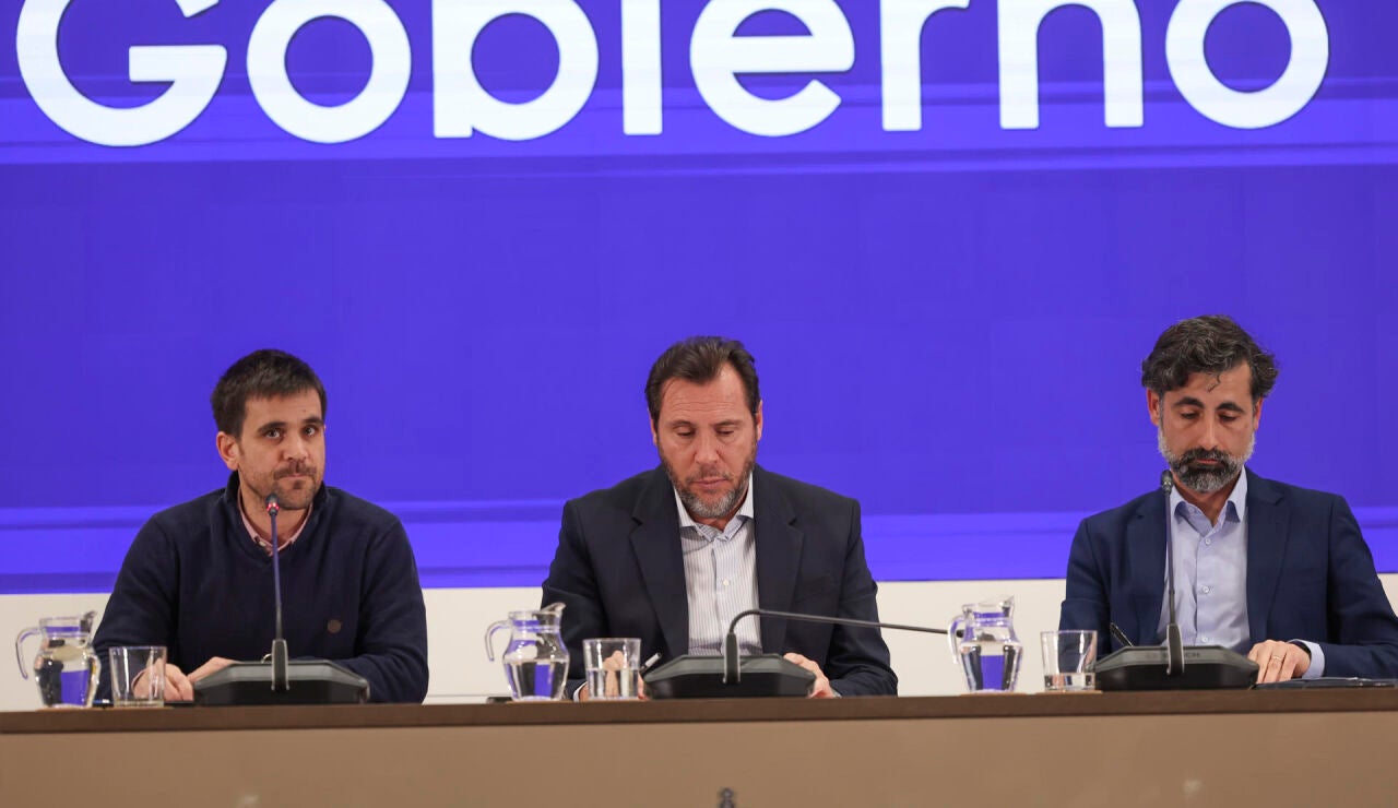 El ministro de Transportes y Movilidad Sostenible, &Oacute;scar Puente, durante la rueda de prensa junto al director de Tr&aacute;fico de Adif, &Aacute;ngel Garc&iacute;a de la Bandera, y al director de Operaciones de Renfe, Jos&eacute; Alfonso G&aacute;lvez, este mi&eacute;rcoles en Madrid