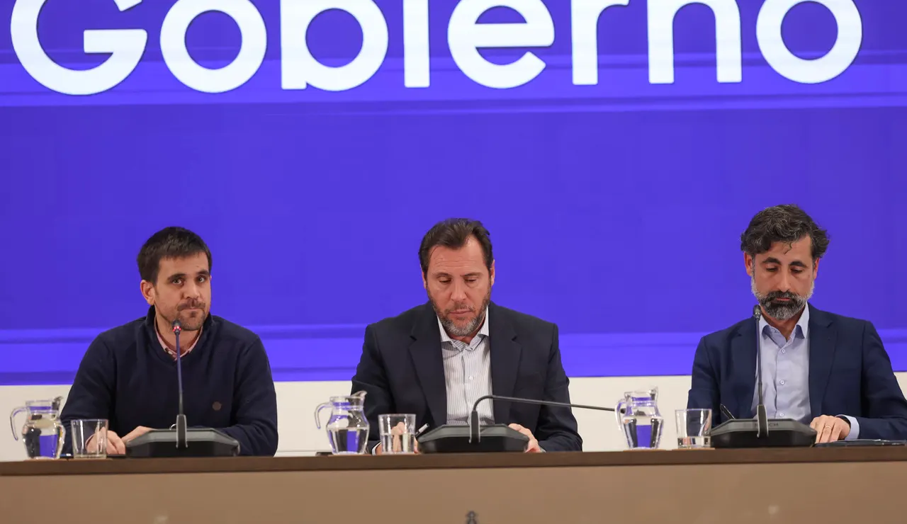 El ministro de Transportes y Movilidad Sostenible, Óscar Puente, durante la rueda de prensa junto al director de Tráfico de Adif, Ángel García de la Bandera, y al director de Operaciones de Renfe, José Alfonso Gálvez, este miércoles en Madrid