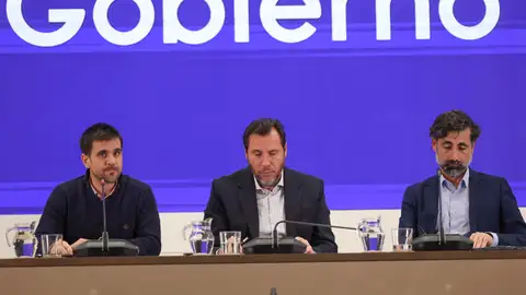 El ministro de Transportes y Movilidad Sostenible, Óscar Puente, durante la rueda de prensa junto al director de Tráfico de Adif, Ángel García de la Bandera, y al director de Operaciones de Renfe, José Alfonso Gálvez, este miércoles en Madrid El ministro de Transportes y Movilidad Sostenible, Óscar Puente, durante la rueda de prensa junto al director de Tráfico de Adif, Ángel García de la Bandera, y al director de Operaciones de Renfe, José Alfonso Gálvez, este miércoles en Madrid