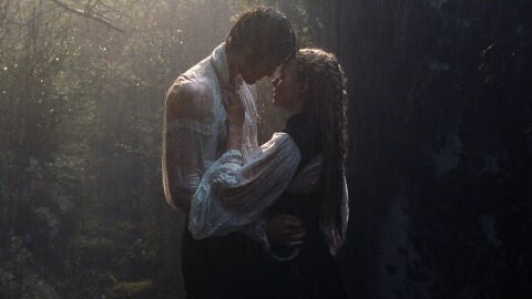 Margot Robbie y Jacob Elordi en Cumbres Borrascosas