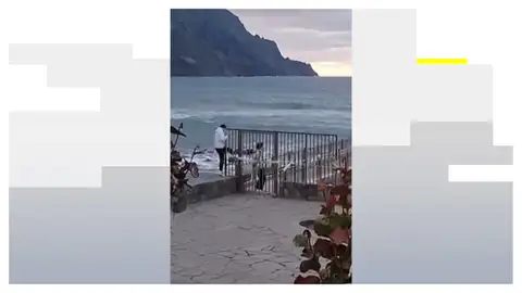 Dos personas se saltan el vallado de seguridad que da acceso a una playa cerrada por oleaje Dos personas se saltan el vallado de seguridad que da acceso a una playa cerrada por oleaje