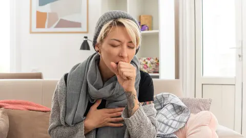 Mujer tosiendo Mujer tosiendo