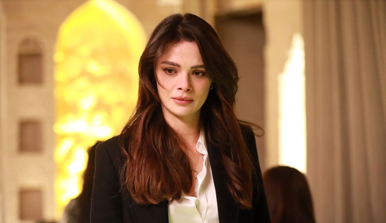 Sinem &Uuml;nsal encarna a Alya, una madre que desaf&iacute;a las reglas del clan Albora por su hijo