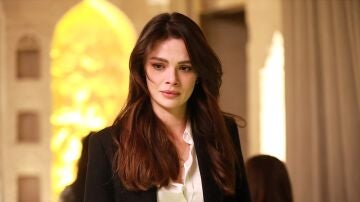 Sinem &Uuml;nsal encarna a Alya, una madre que desaf&iacute;a las reglas del clan Albora por su hijo