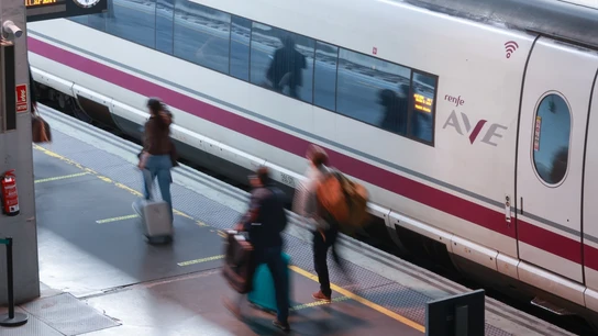 Imagen de archivo de un tren de alta velocidad Imagen de archivo de un tren de alta velocidad