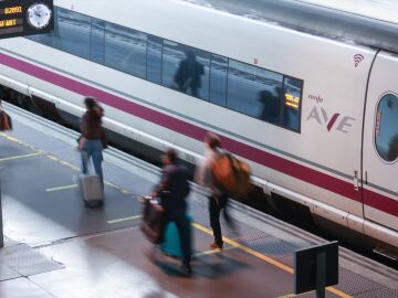 Imagen de archivo de un tren de alta velocidad