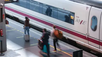 Imagen de archivo de un tren de alta velocidad Imagen de archivo de un tren de alta velocidad