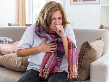 Mujer tosiendo Mujer tosiendo