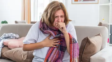 Mujer tosiendo Mujer tosiendo