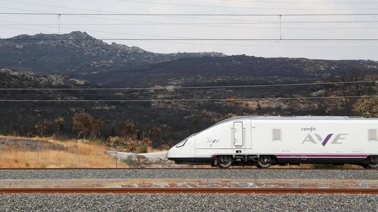 Adif baja la velocidad a 220 en 28 kilómetros de la línea de Angrois tras avisos de maquinistas por el estado de la vía Adif baja la velocidad a 220 en 28 kilómetros de la línea de Angrois tras avisos de maquinistas por el estado de la vía