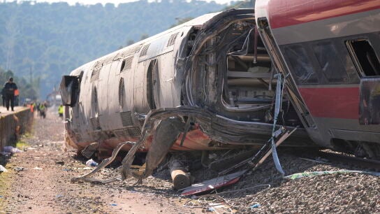 Uno de los vagones del tren de Iryo que descarril&oacute;, a 20 de enero de 2026, en Adamuz, C&oacute;rdoba, Andaluc&iacute;a (Espa&ntilde;a). El descarrilamiento de un tren de alta velocidad y la posterior colisi&oacute;n con otro convoy, ocurrido en la tarde de este domingo en Adamuz (C&oacute;rdoba), ha dejado un amplio operativo de emergencias en marcha, la suspensi&oacute;n de varias conexiones ferroviarias y una investigaci&oacute;n abierta para esclarecer sus causas. El n&uacute;mero de fallecidos en el descarrilamiento de trenes alcanza este mart...