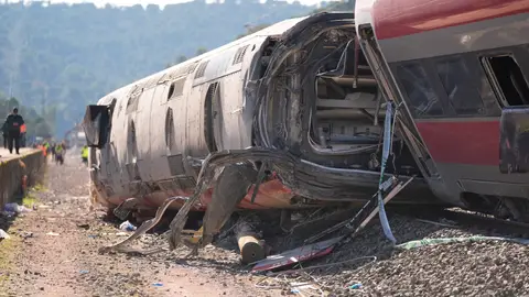 Adamuz (Córdoba) Uno de los vagones del tren de Iryo que descarriló, a 20 de enero de 2026, en Adamuz, Córdoba, Andalucía (España). El descarrilamiento de un tren de alta velocidad y la posterior colisión con otro convoy, ocurrido en la tarde de este domingo en Adamuz (Córdoba), ha dejado un amplio operativo de emergencias en marcha, la suspensión de varias conexiones ferroviarias y una investigación abierta para esclarecer sus causas. El número de fallecidos en el descarrilamiento de trenes alcanza este mart...
