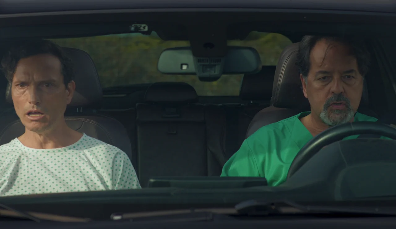 Octavio se sacrifica por su familia y se lleva consigo a Saúl: ¡caen juntos por el acantilado!