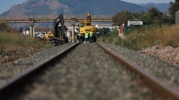 Imagen de archivo de una gr&uacute;a trabajando en las v&iacute;as ferroviarias
