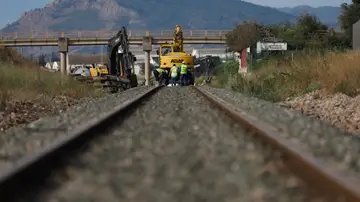 Imagen de archivo de una grúa trabajando en las vías ferroviarias Imagen de archivo de una grúa trabajando en las vías ferroviarias