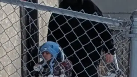 Polémica en Estados Unidos: agentes de inmigración detienen a un niño de 5 años en Minnesota Polémica en Estados Unidos: agentes de inmigración detienen a un niño de 5 años en Minnesota