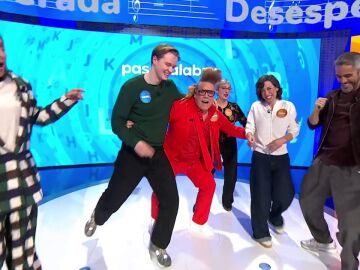 Manu y Rosa bailando juntos en Pasapalabra: Torito consigue una imagen ins&oacute;lita