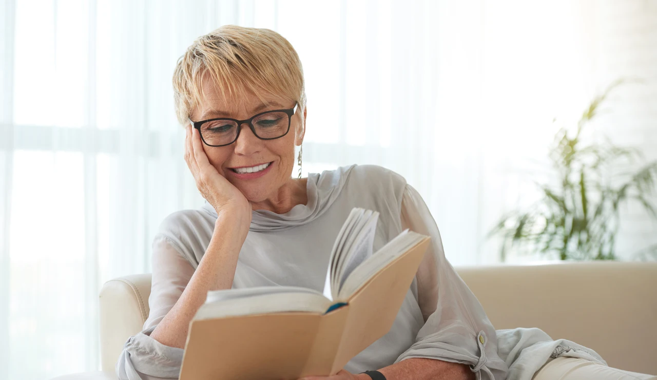 Mujer mayor leyendo un libro