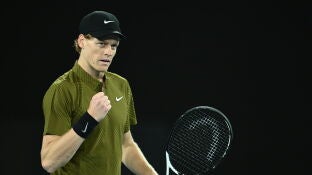 Jannik Sinner celebra un punto ante James Durckworth en el Open de Australia