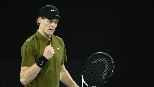 Jannik Sinner celebra un punto ante James Durckworth en el Open de Australia